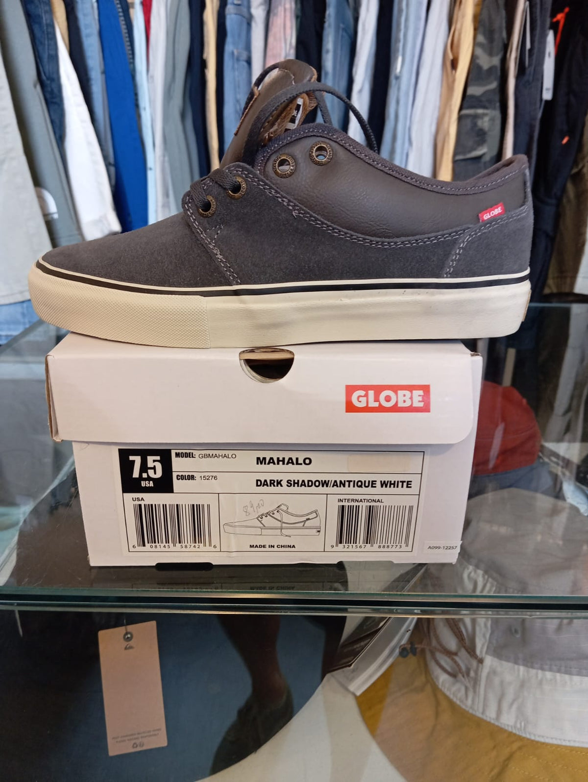 Globe Mahalo (Dunkler Schatten/Antikweiß)